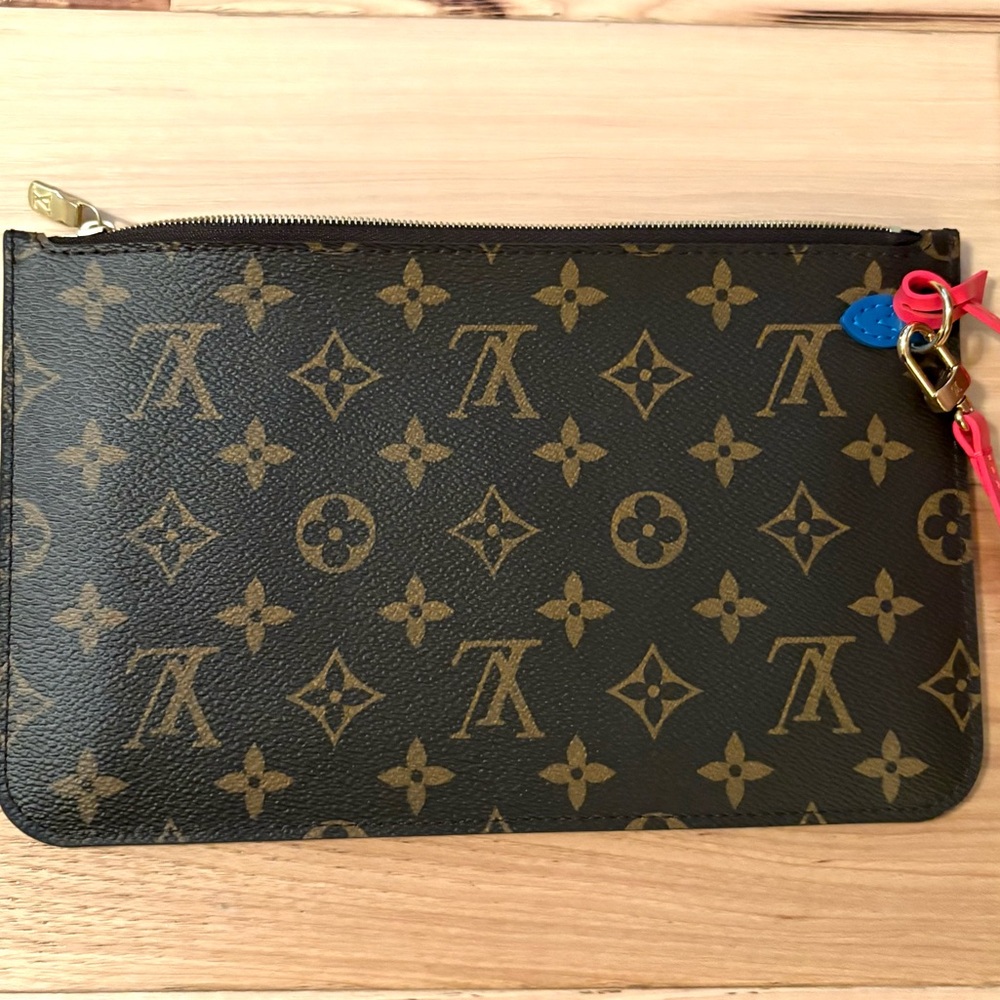 NWT❗️LOUIS VUITTON Monogram Totem Neverfull Pochette / Clutch in Flamingo